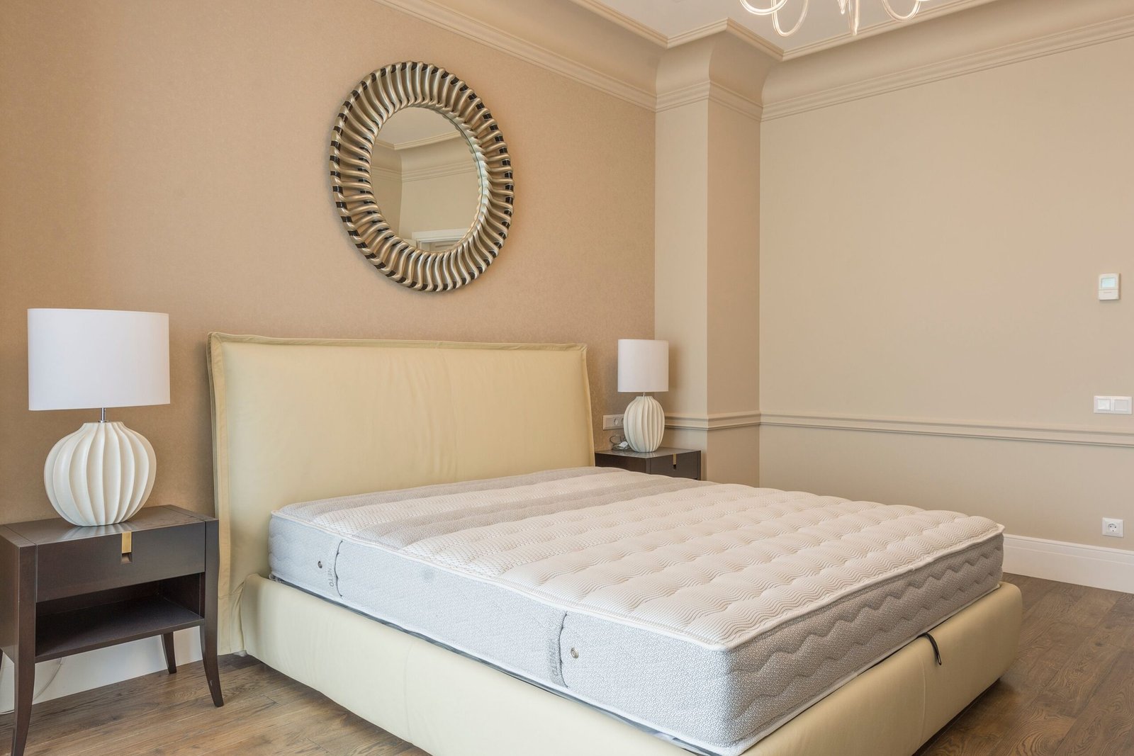 pillow-talk-komunikasi-pasangan-suami-istri-di-atas-tempat-tidur-4